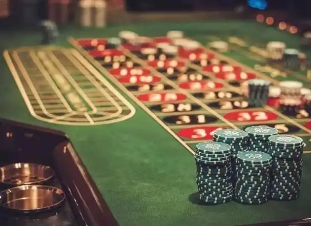Người dùng đặt cược bóng đá trên điện thoại tại Việt Nam qua mmo88