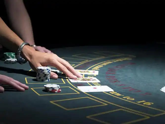 Người chơi tham gia bàn baccarat live casino mmo88 trên điện thoại